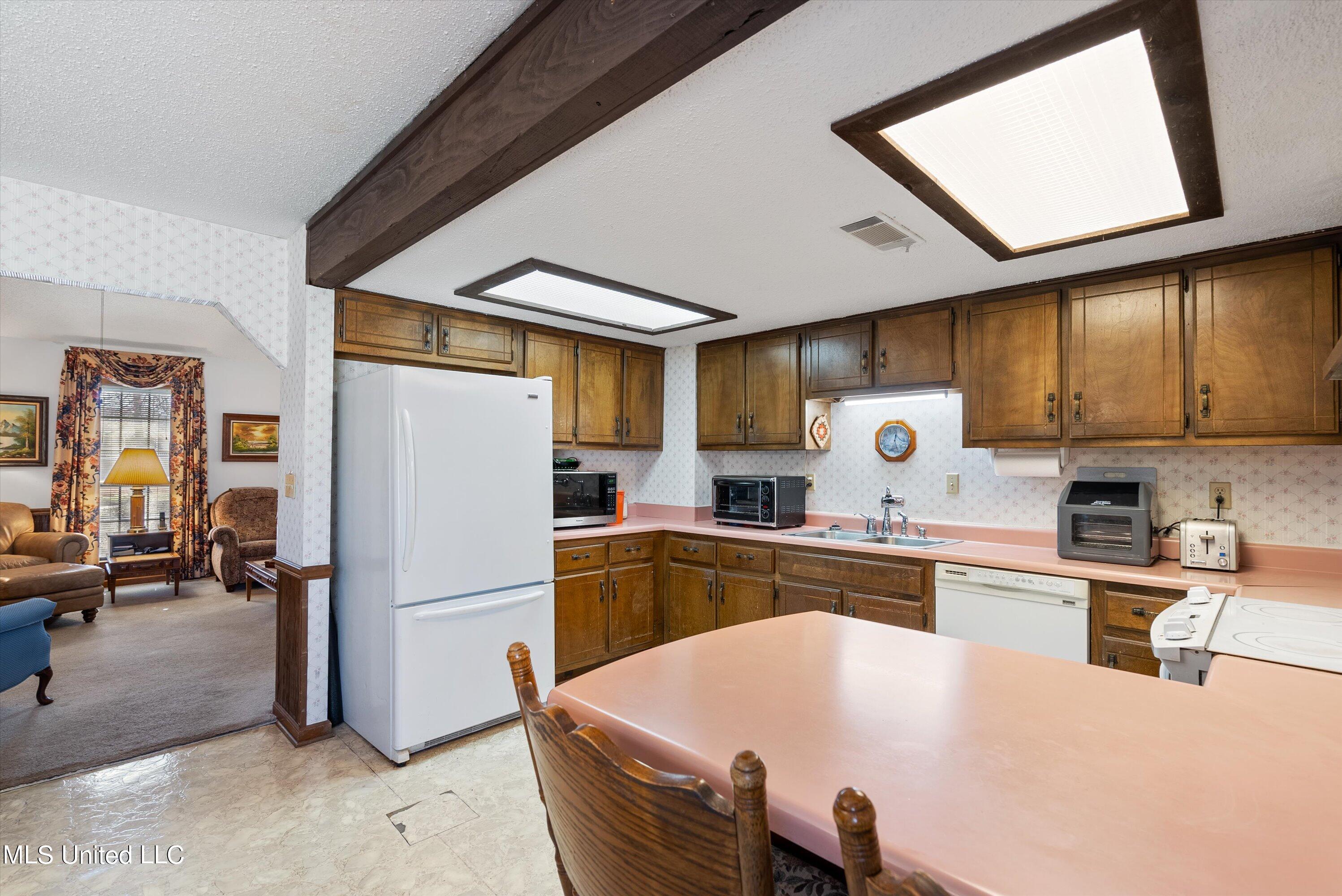 7100 Blue Grass Road Olive Branch, MS 38654 - Photo 17 of 23 07-Living Room to Kitchen