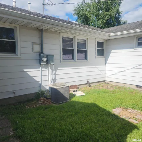 $110,000 | 720 Birchwood Avenue, Flora, IL 62839