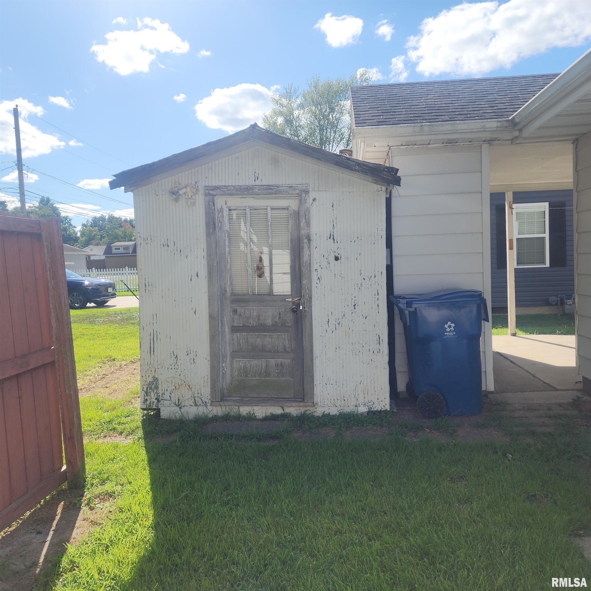 720 Birchwood Avenue Flora, IL 62839 - Photo 17 of 28