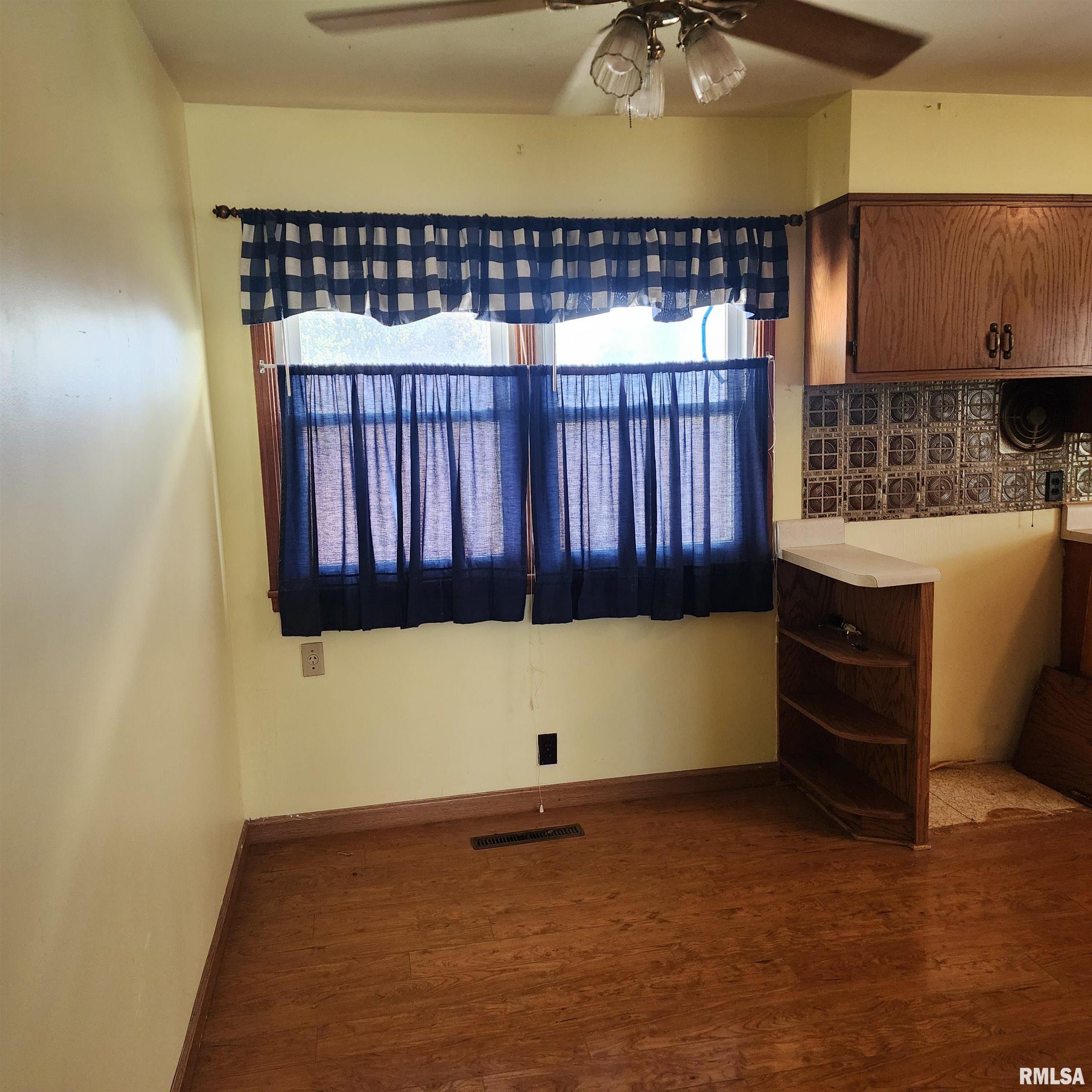 720 Birchwood Avenue Flora, IL 62839 - Photo 4 of 28