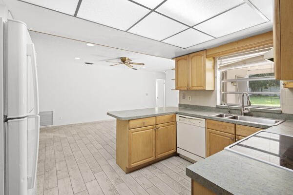 1830 Well Road Fort Pierce, FL 34945 - Photo 16 of 50 Kitchen