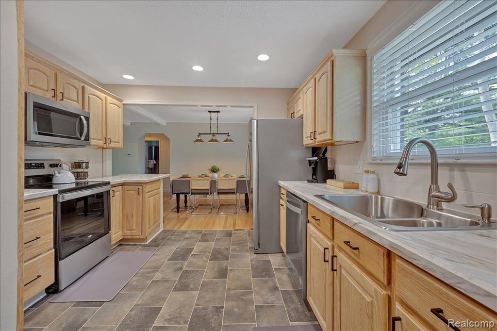892 Heights Road Lake Orion, MI 48362 - Photo 4 of 41
