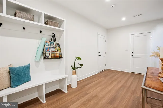 a view of a back yard