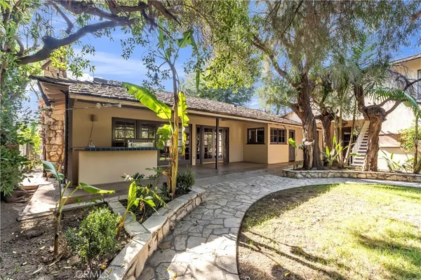 a view of empty room with front door