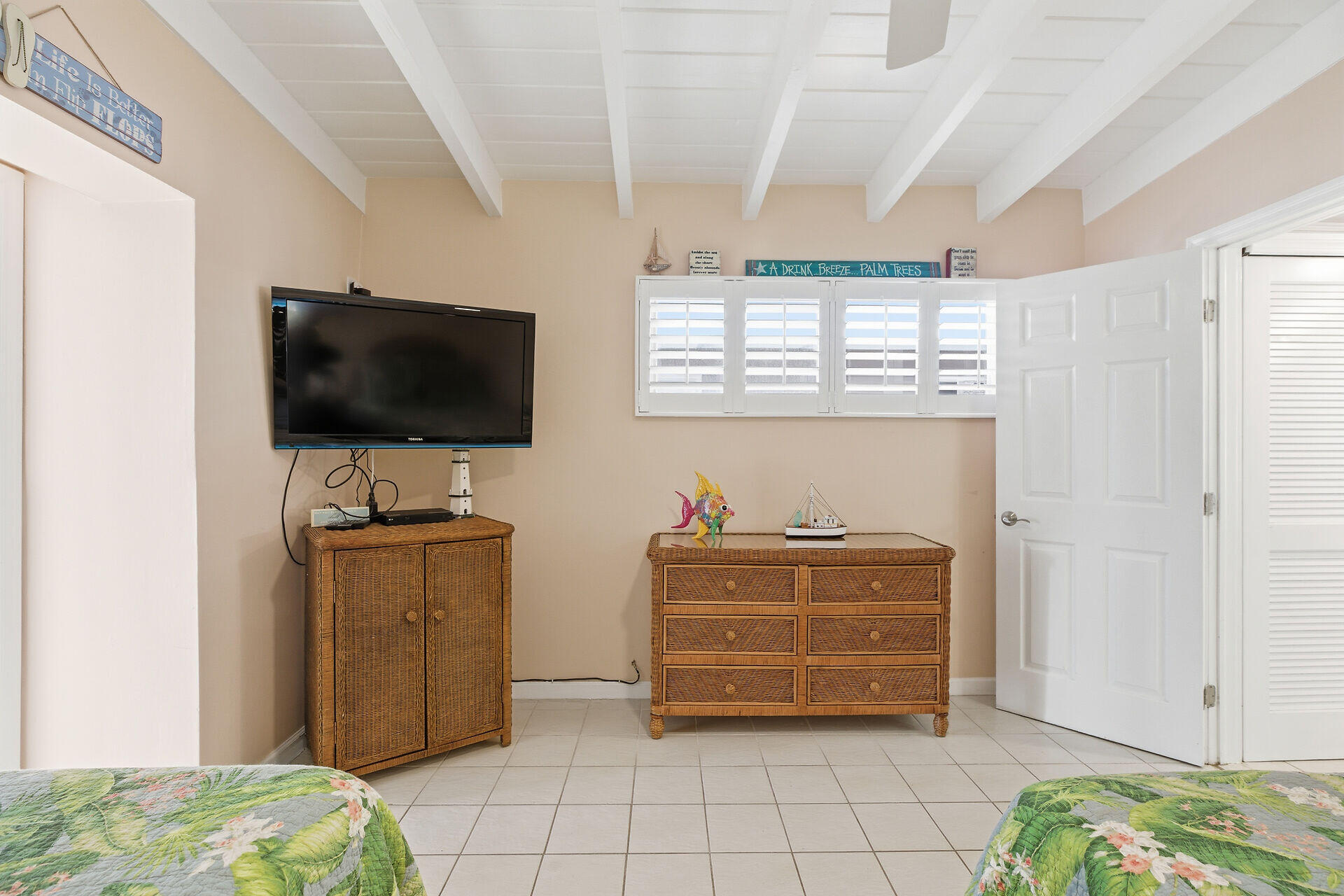 26 7th Street Key Colony Beach, FL 33051 - Photo 21 of 37 a room with furniture and flat screen tv