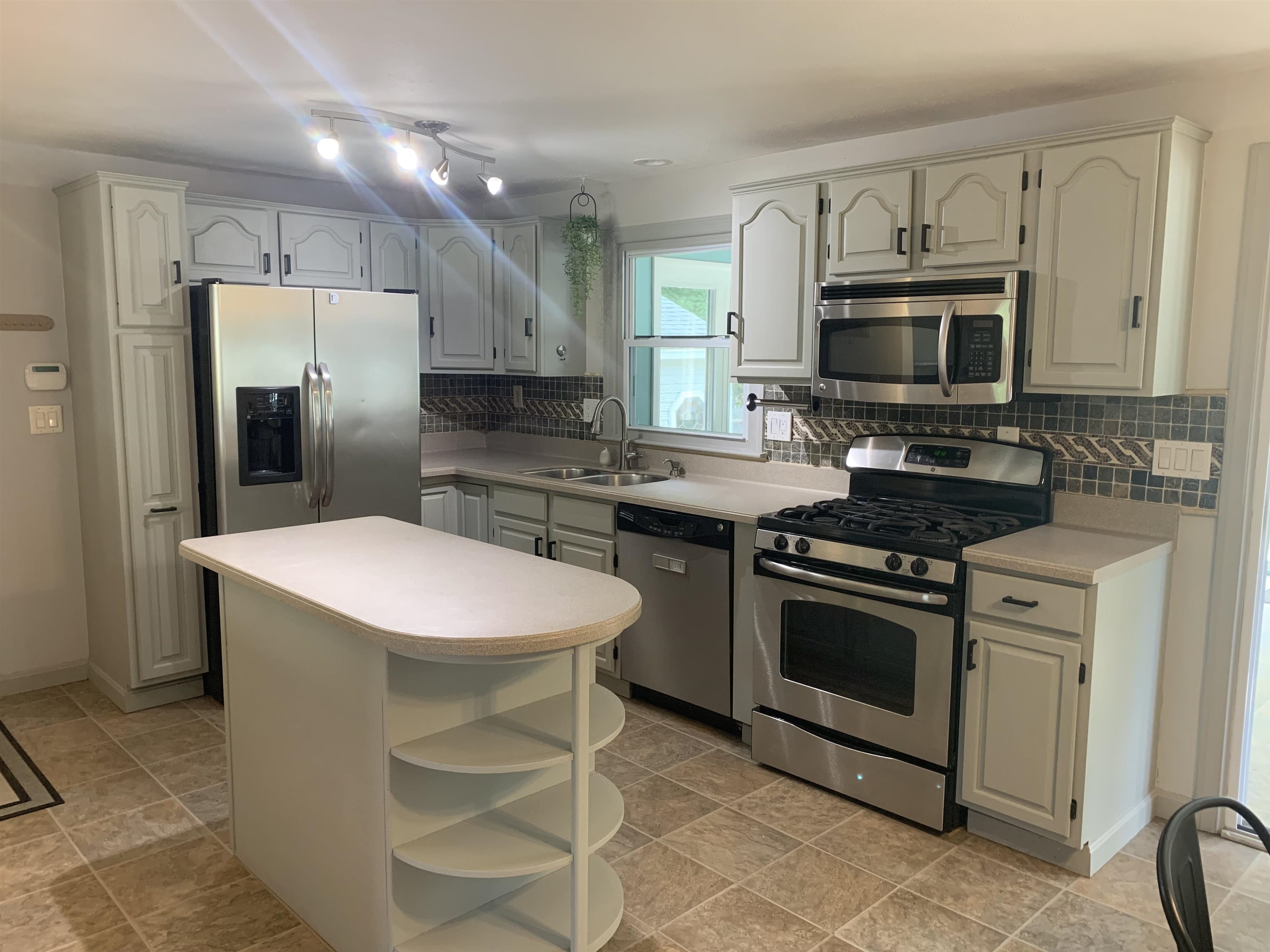 24 Beacon Drive Merrimack, NH 03054 - Photo 2 of 31