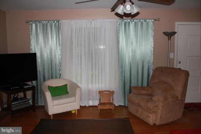 18307 Sharon Road Triangle, VA 22172 - Photo 2 of 28 Living Room
