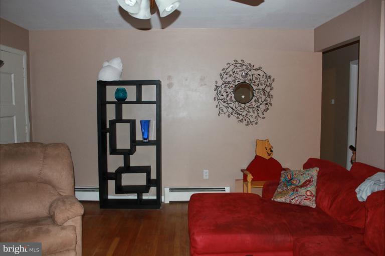 18307 Sharon Road Triangle, VA 22172 - Photo 18 of 28 Living Room
