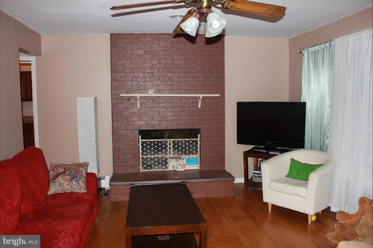 18307 Sharon Road Triangle, VA 22172 - Photo 5 of 28 Living Room