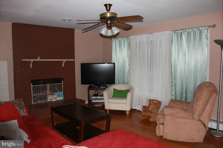 18307 Sharon Road Triangle, VA 22172 - Photo 10 of 28 Living Room