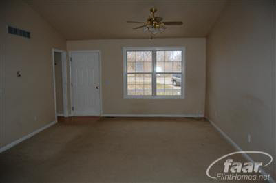 13426 North Road Fenton, MI 48430 - Photo 4 of 7 20165811-3.JPG