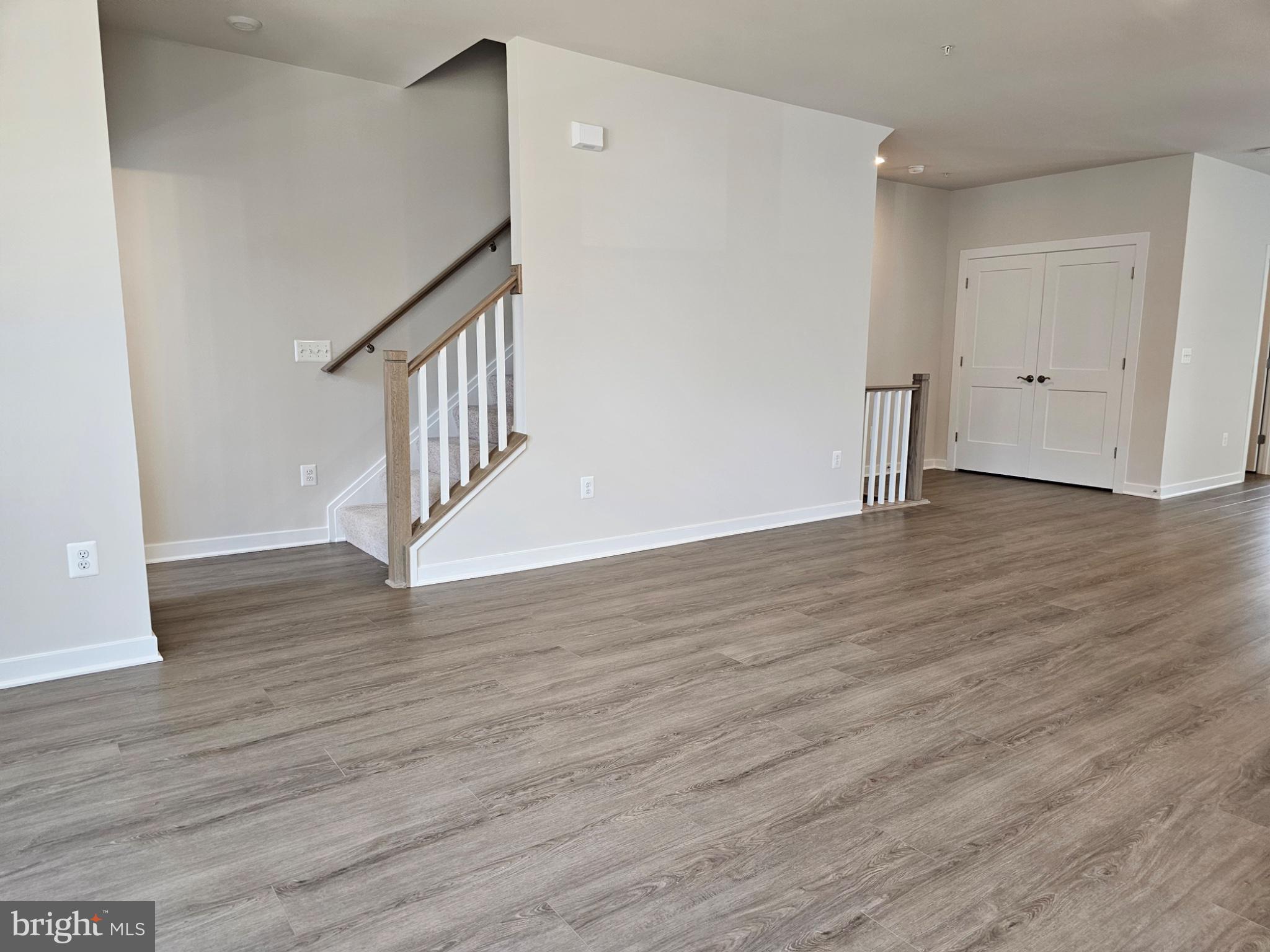13721 Cobble Loop Woodbridge, VA 22193 - Photo 7 of 27 Spacious, modern living area awaits you.