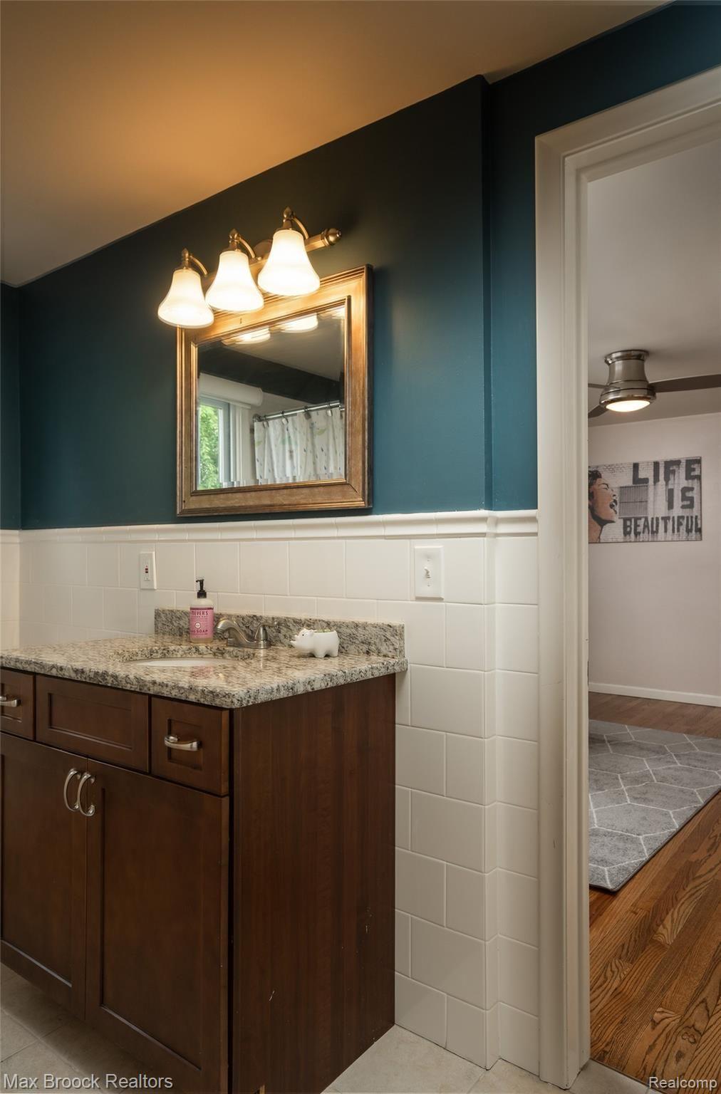 68 Maplefield Road Pleasant Ridge, MI 48069 - Photo 19 of 36 Upper Level Jack and Jill Bathroom