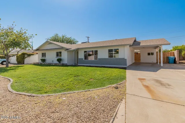 a view of house with a garden