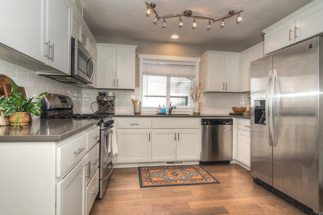 520 Southeast Reed Market Road Bend, OR 97702 - Photo 11 of 25 kitchen