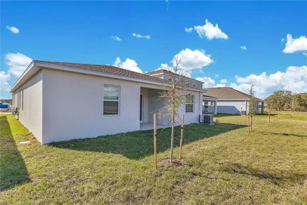 a view of a house with backyard