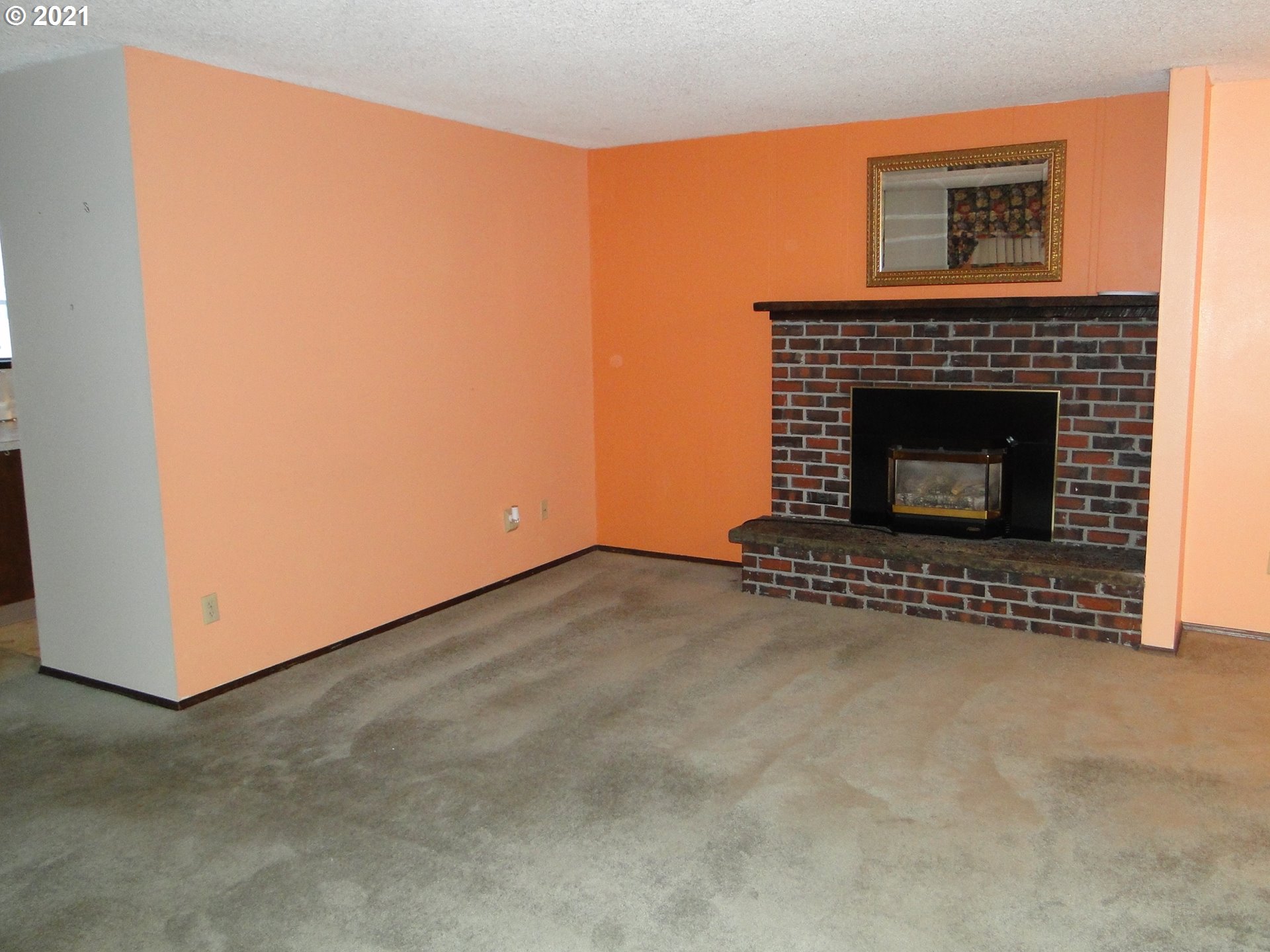 370 West Moore Avenue Hermiston, OR 97838 - Photo 11 of 24 a living room with a fireplace