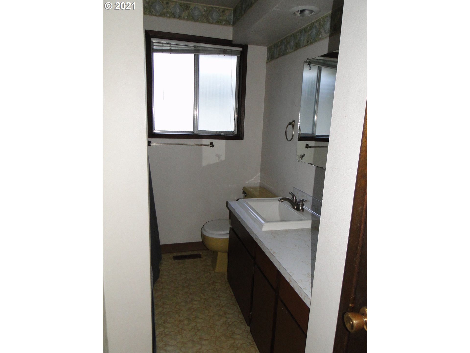 370 West Moore Avenue Hermiston, OR 97838 - Photo 12 of 24 a bathroom with a sink and a toilet