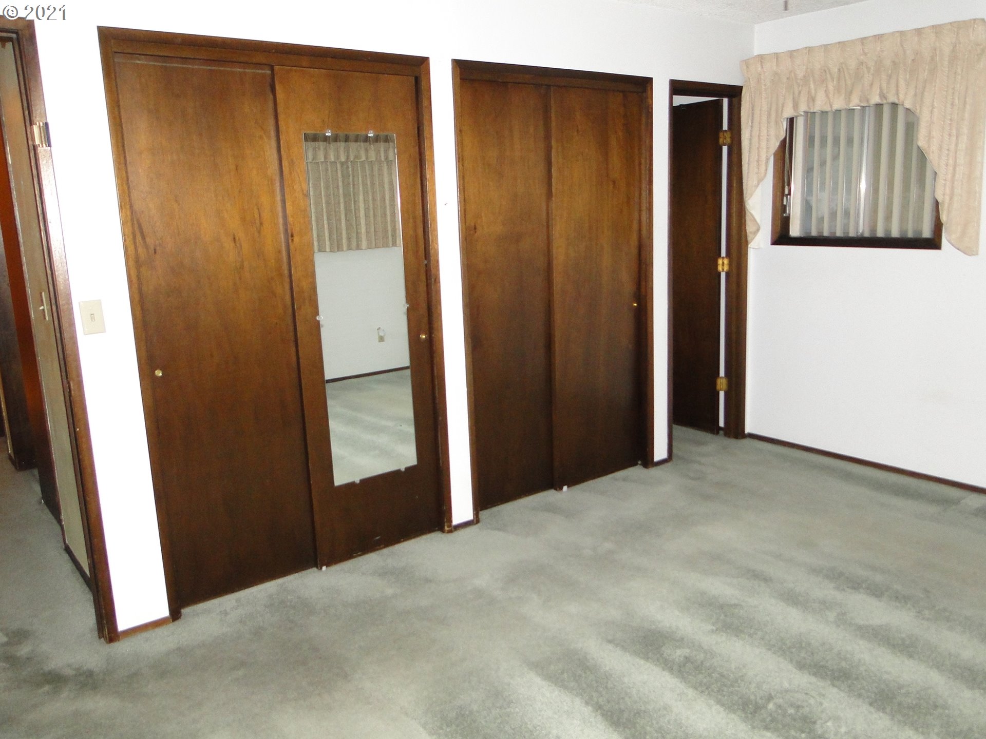 370 West Moore Avenue Hermiston, OR 97838 - Photo 16 of 24 a view of an front door