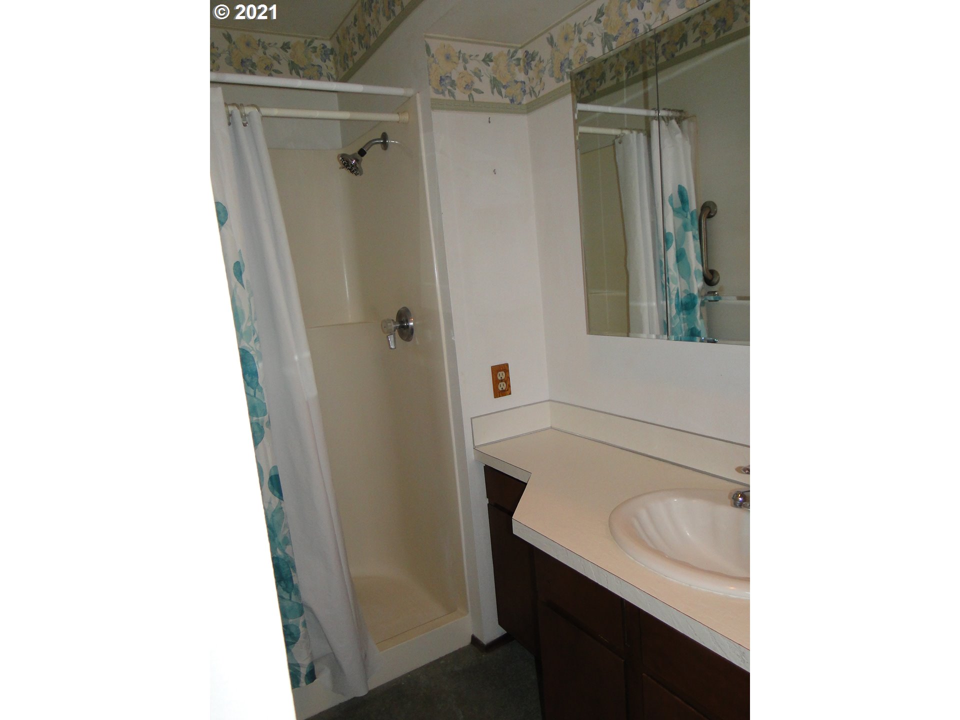 370 West Moore Avenue Hermiston, OR 97838 - Photo 17 of 24 a bathroom with a sink and mirror