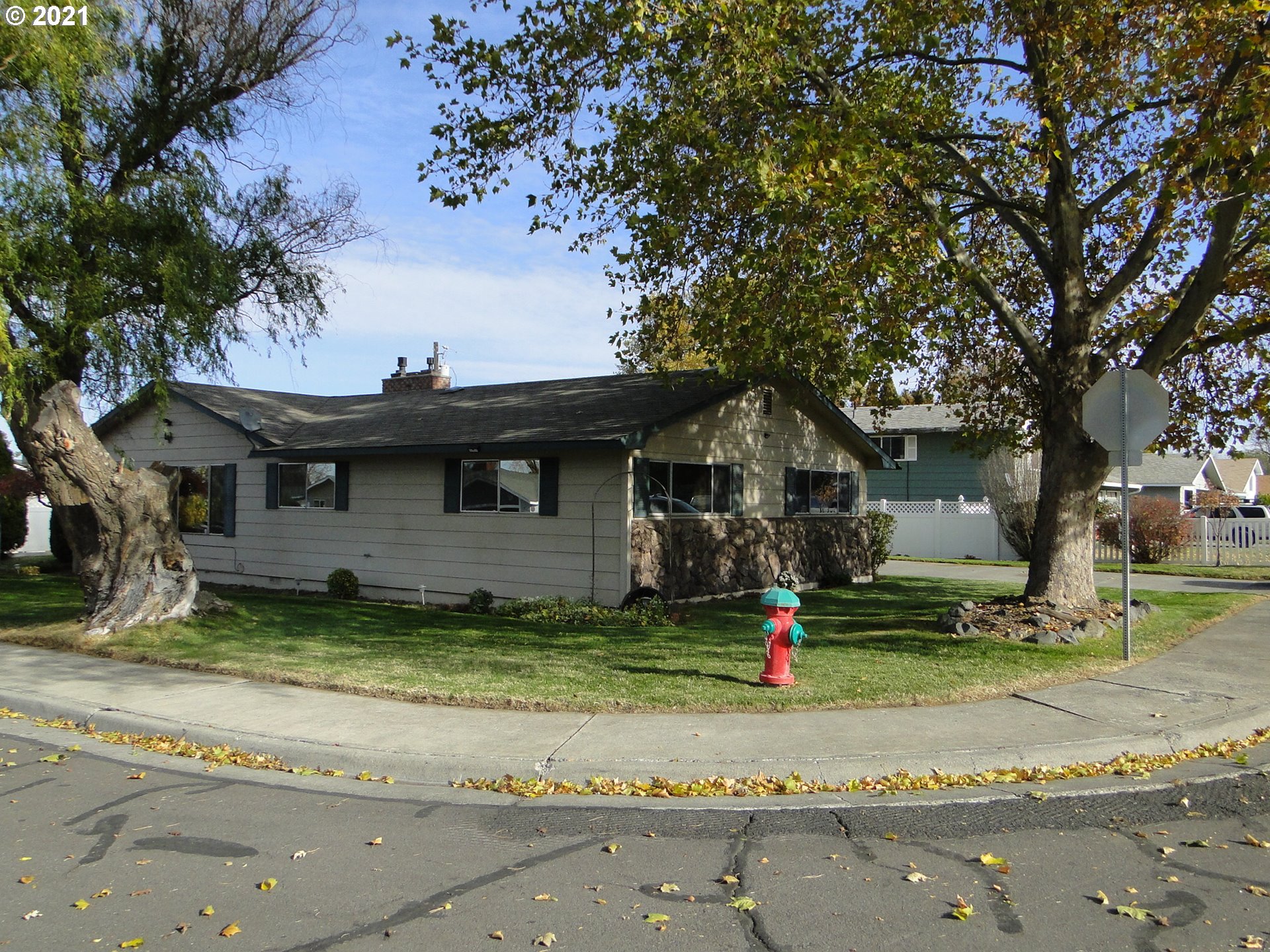370 West Moore Avenue Hermiston, OR 97838 - Photo 18 of 24 a front view of a house with a yard