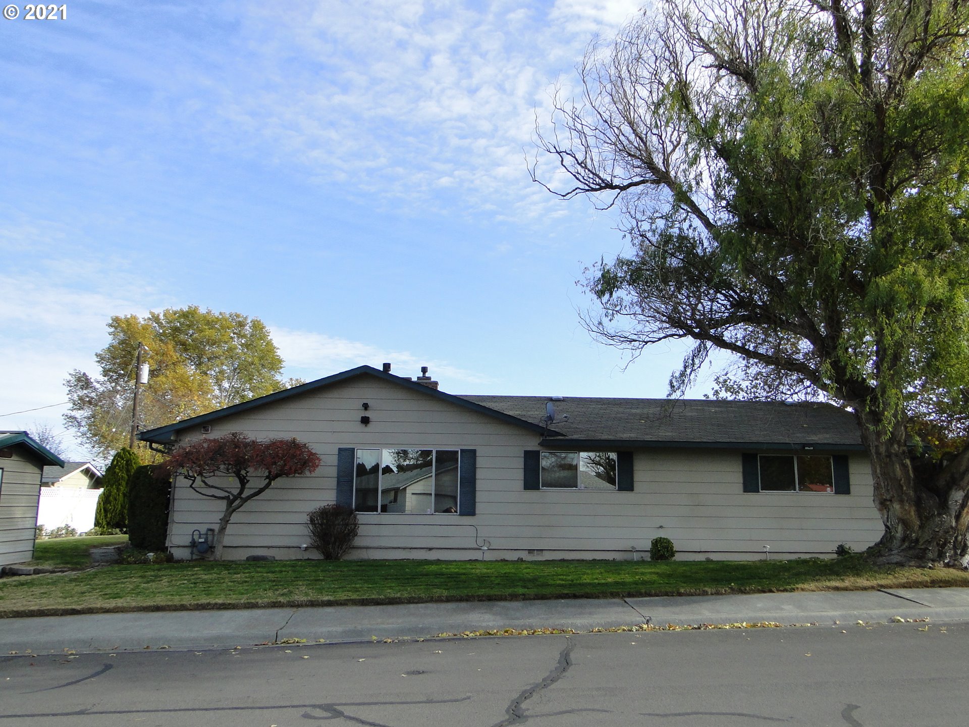 370 West Moore Avenue Hermiston, OR 97838 - Photo 19 of 24 a front view of a house with a yard and garage