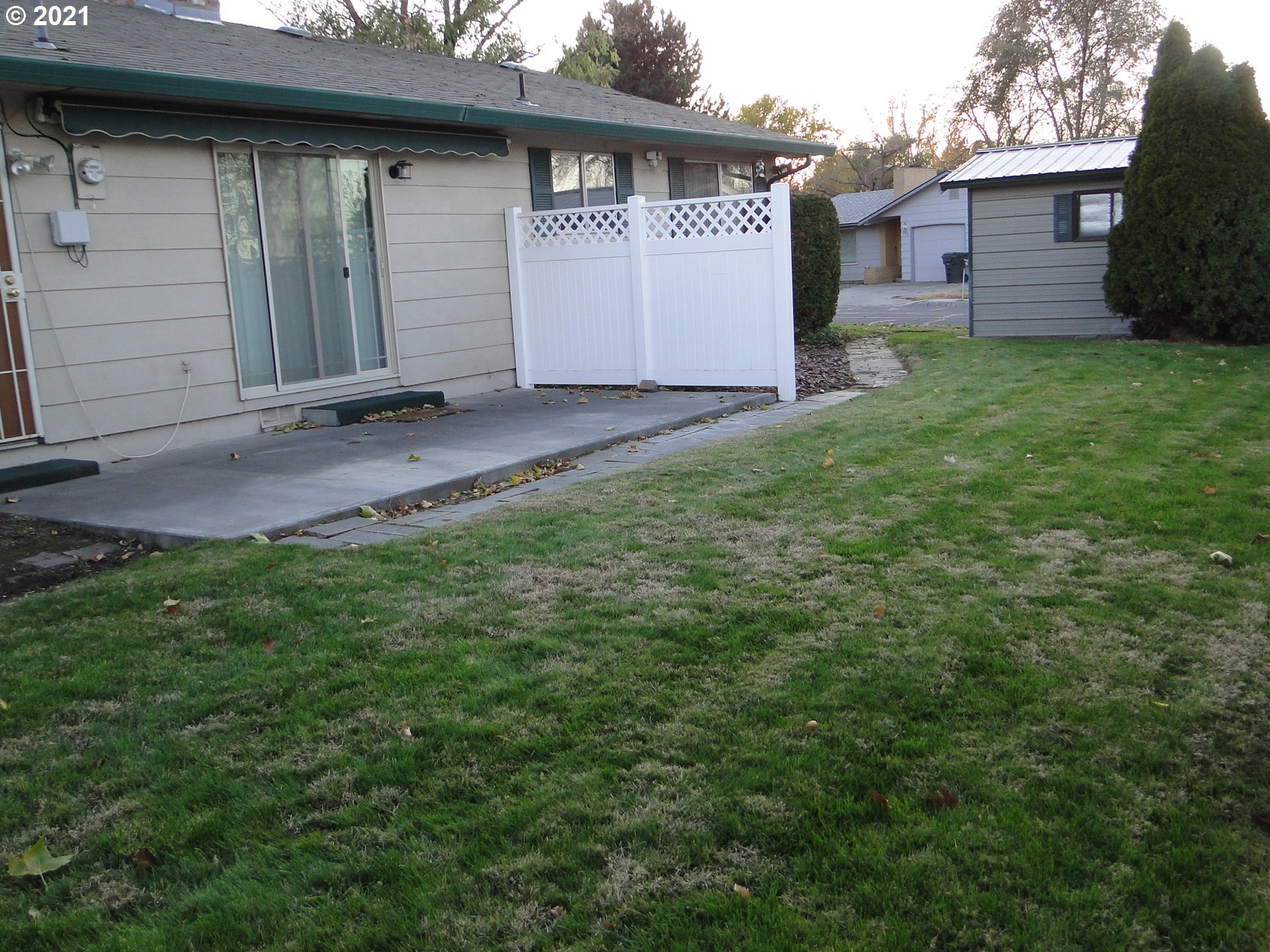 370 West Moore Avenue Hermiston, OR 97838 - Photo 23 of 24 a view of backyard of house