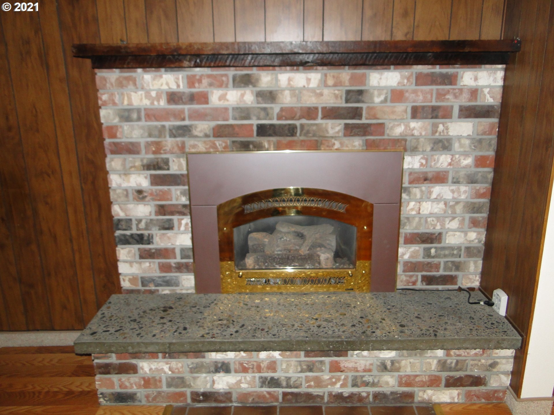 370 West Moore Avenue Hermiston, OR 97838 - Photo 4 of 24 a closeup of a fireplace