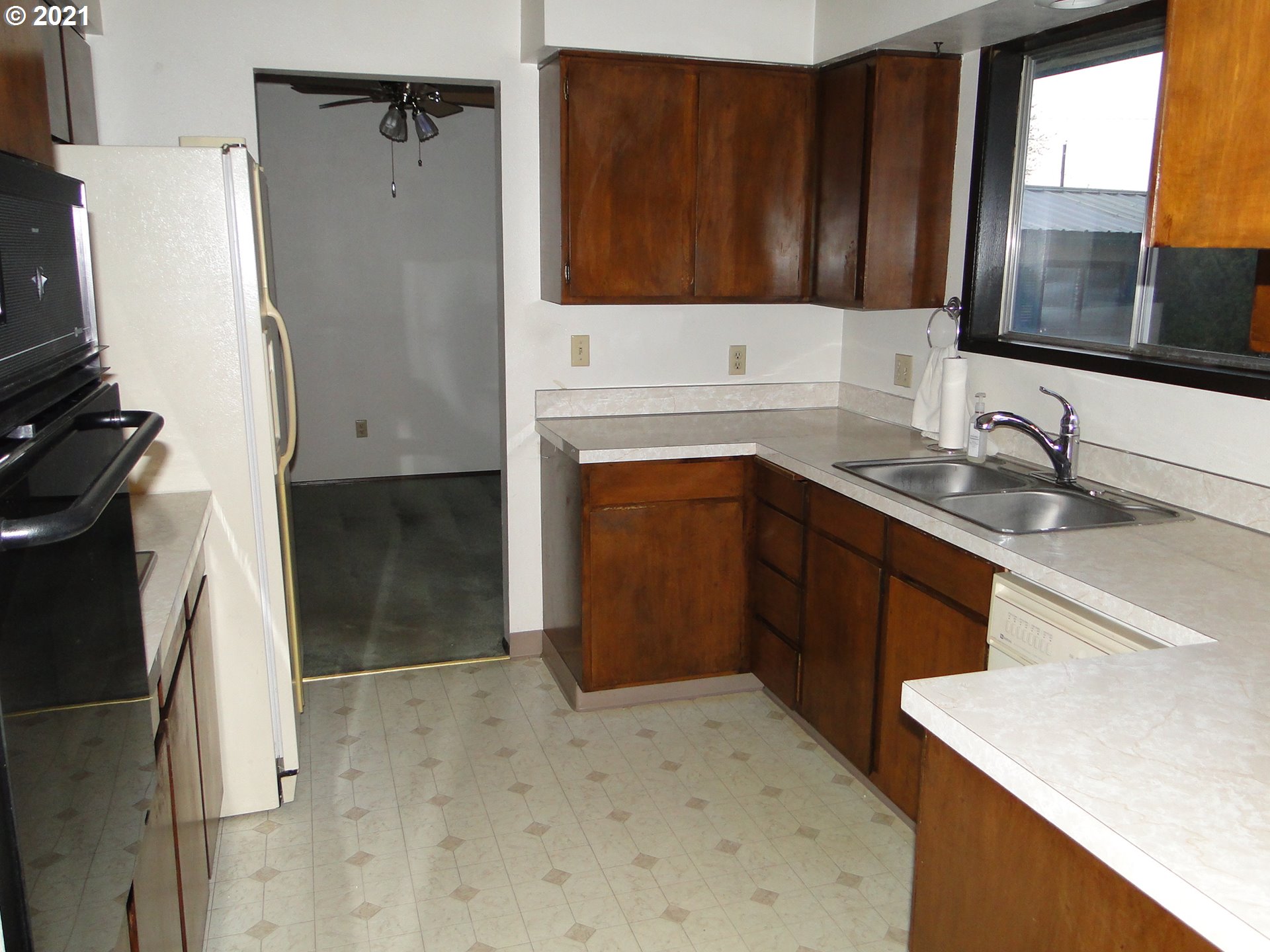 370 West Moore Avenue Hermiston, OR 97838 - Photo 5 of 24 a kitchen with a sink stove and refrigerator