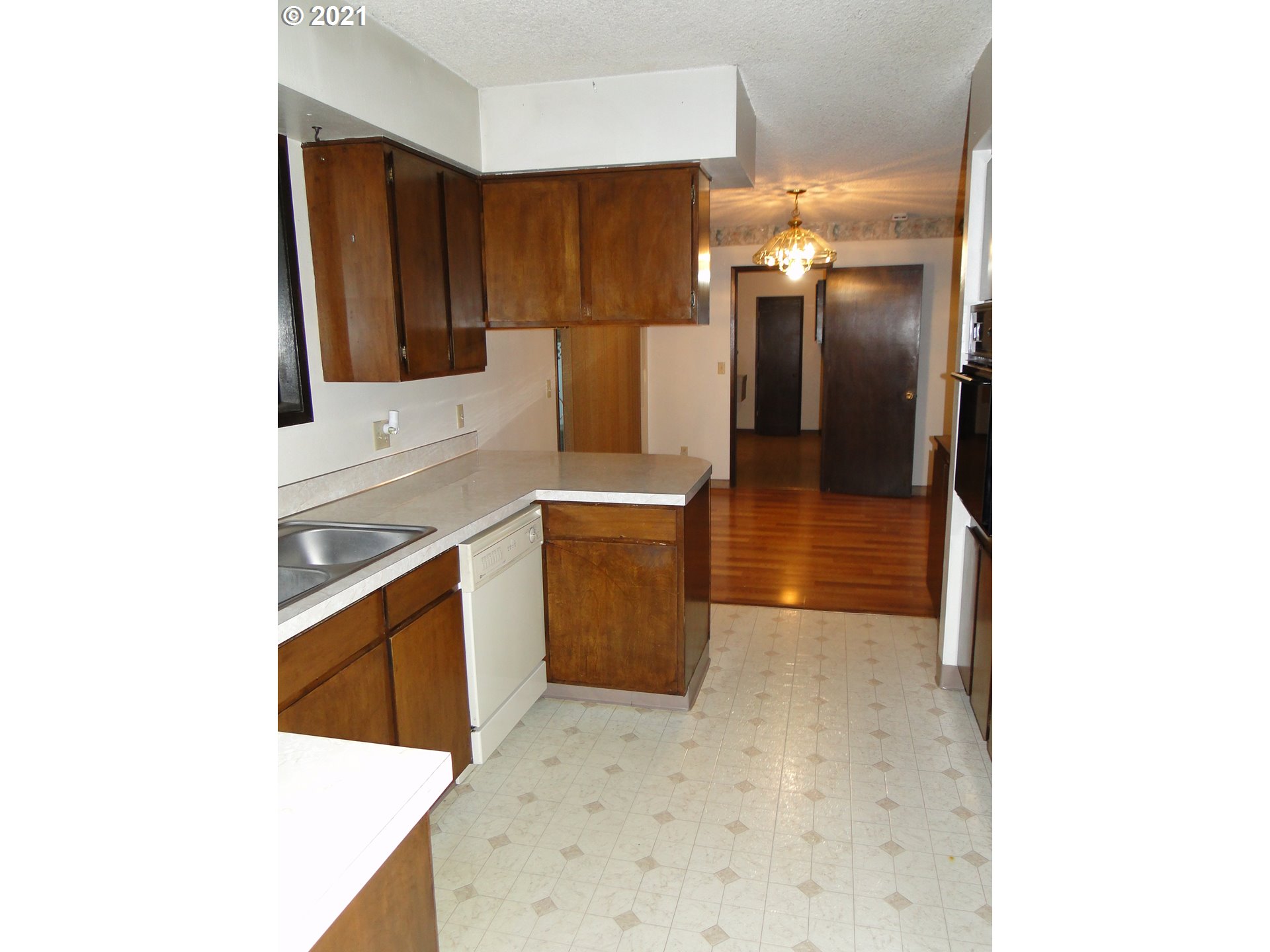 370 West Moore Avenue Hermiston, OR 97838 - Photo 6 of 24 a kitchen with a sink and cabinets