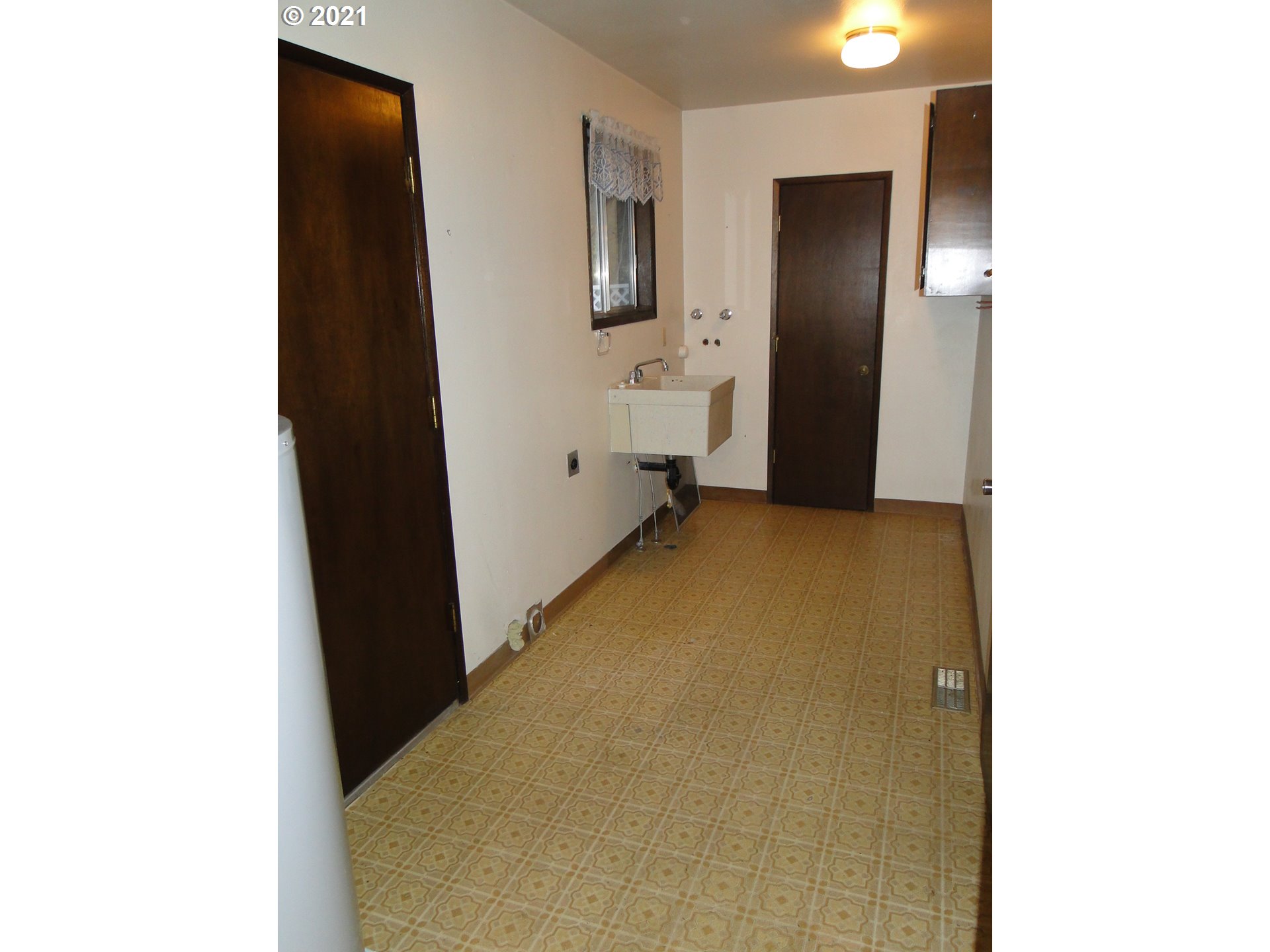 370 West Moore Avenue Hermiston, OR 97838 - Photo 7 of 24 a view of a hallway with bathroom