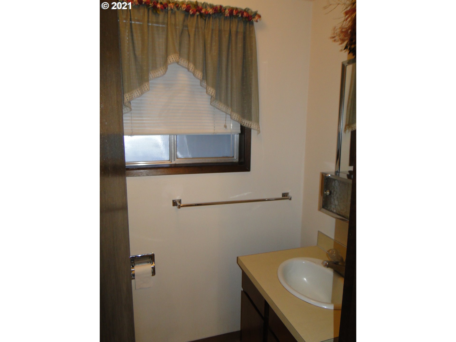 370 West Moore Avenue Hermiston, OR 97838 - Photo 8 of 24 a bathroom with a sink and mirror