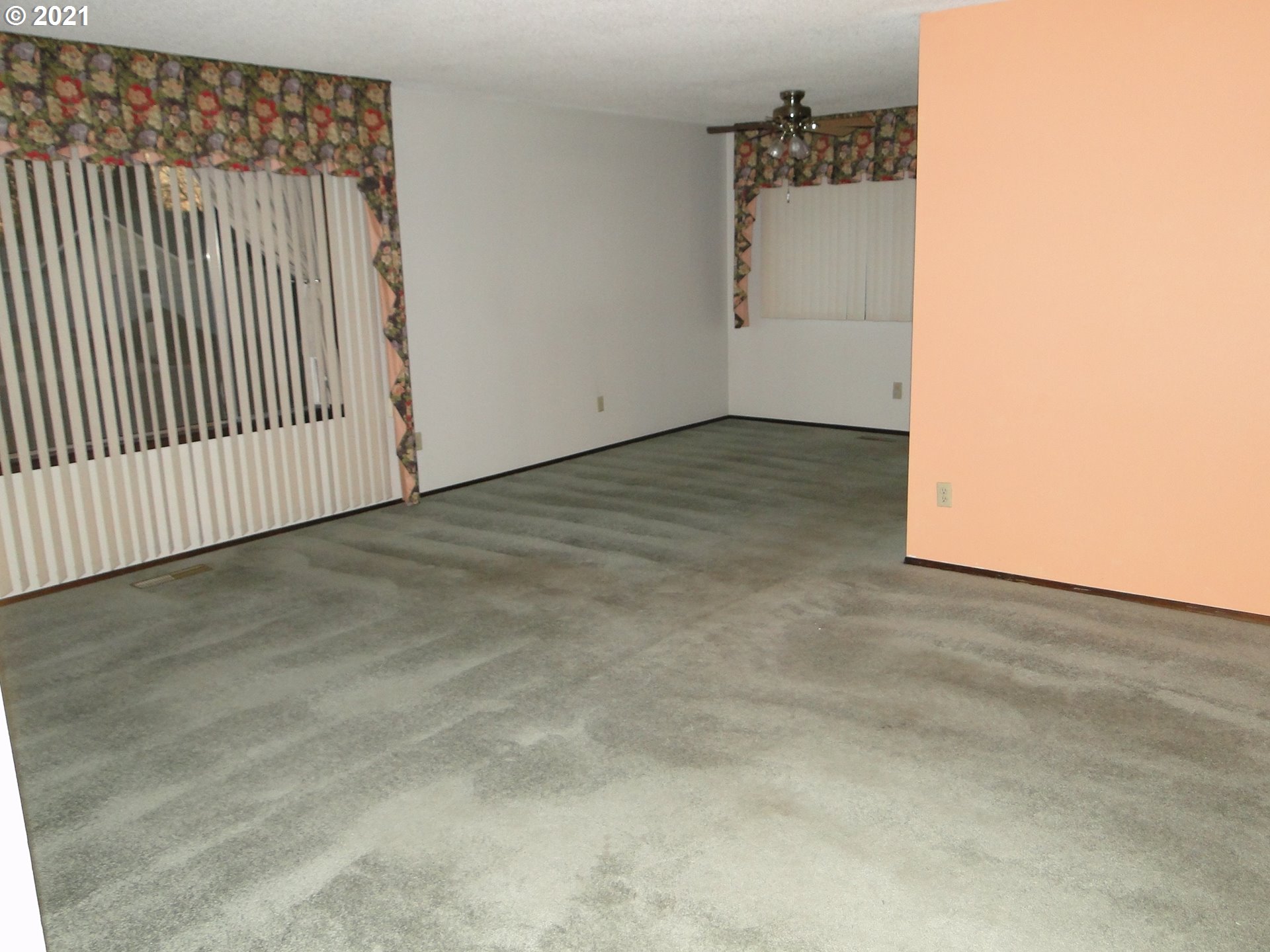 370 West Moore Avenue Hermiston, OR 97838 - Photo 9 of 24 an empty room with a bench