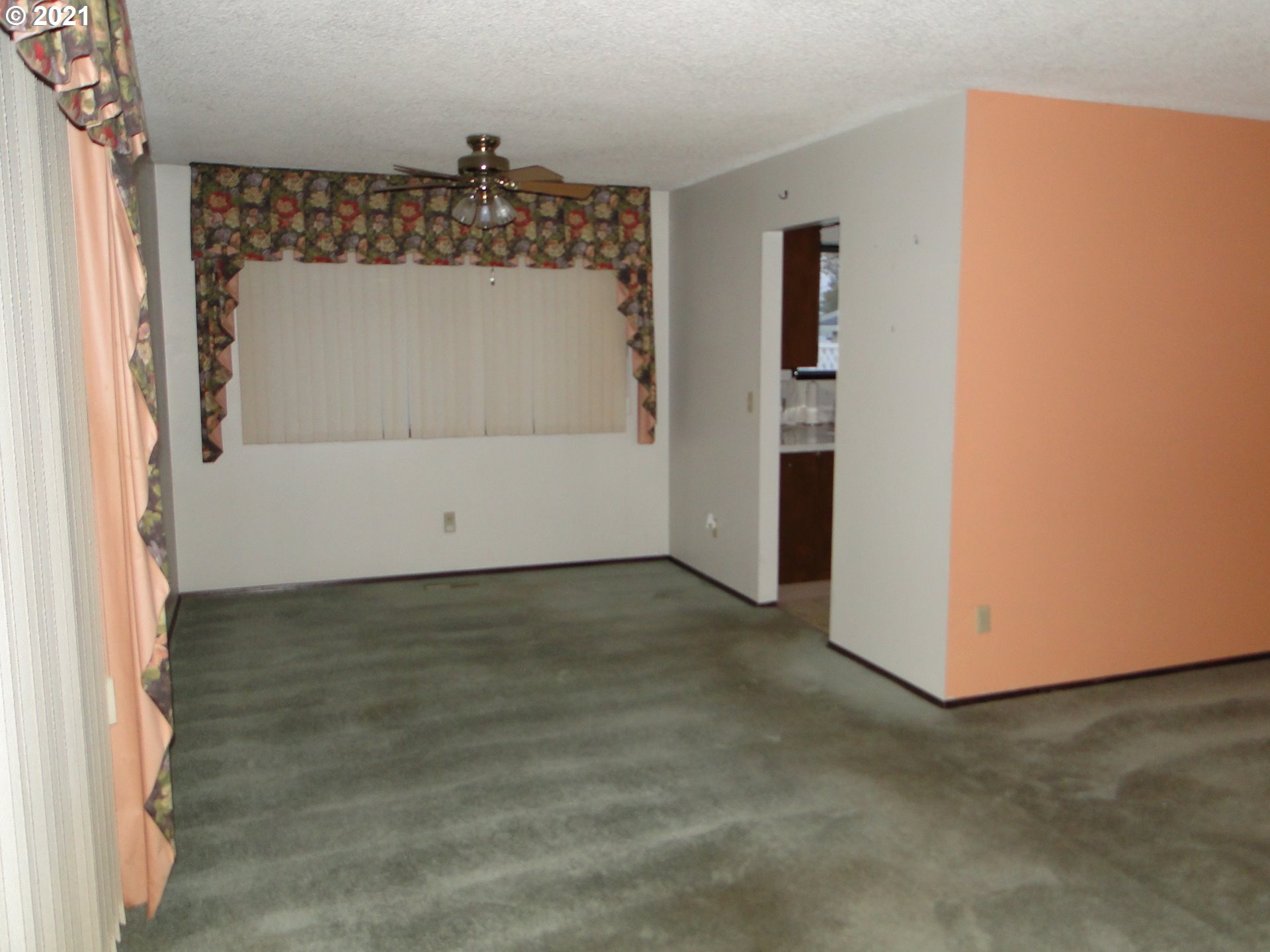 370 West Moore Avenue Hermiston, OR 97838 - Photo 10 of 24 a view of a small space