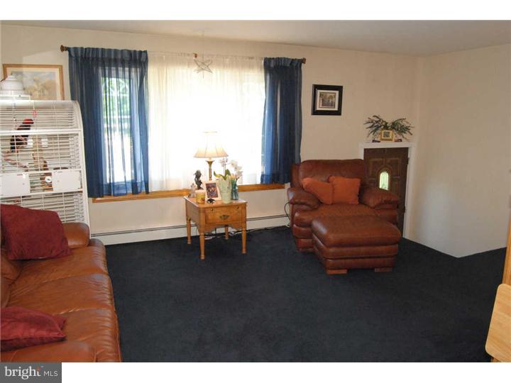 3549 Brookview Road Philadelphia, PA 19154 - Photo 7 of 13 Living Room