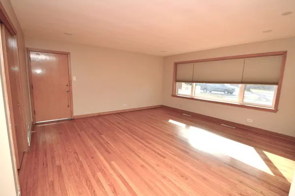 $1,900 | 1461 Balmoral Avenue, Unit 1N, Westchester, IL 60154