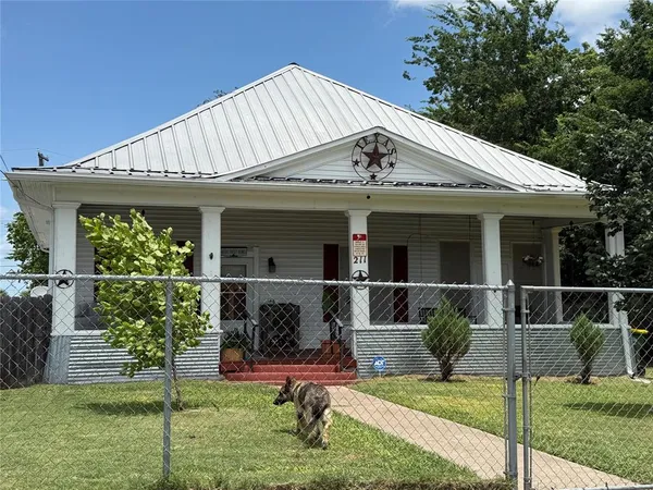 $292,000 | 211 West Sabine Street, Groesbeck, TX 76642