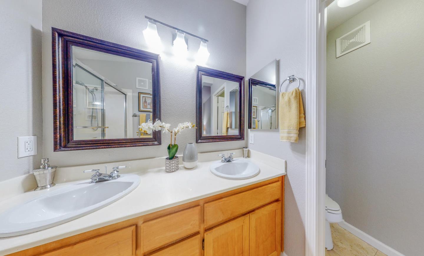 1720 Cutter Court San Ramon, CA 94583 - Photo 23 of 32 a bathroom with 2 sink and a mirror