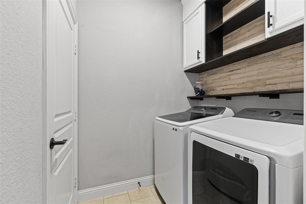 1013 Stockton Drive Godley, TX 76044 - Photo 5 of 22 a utility room with dryer and washer