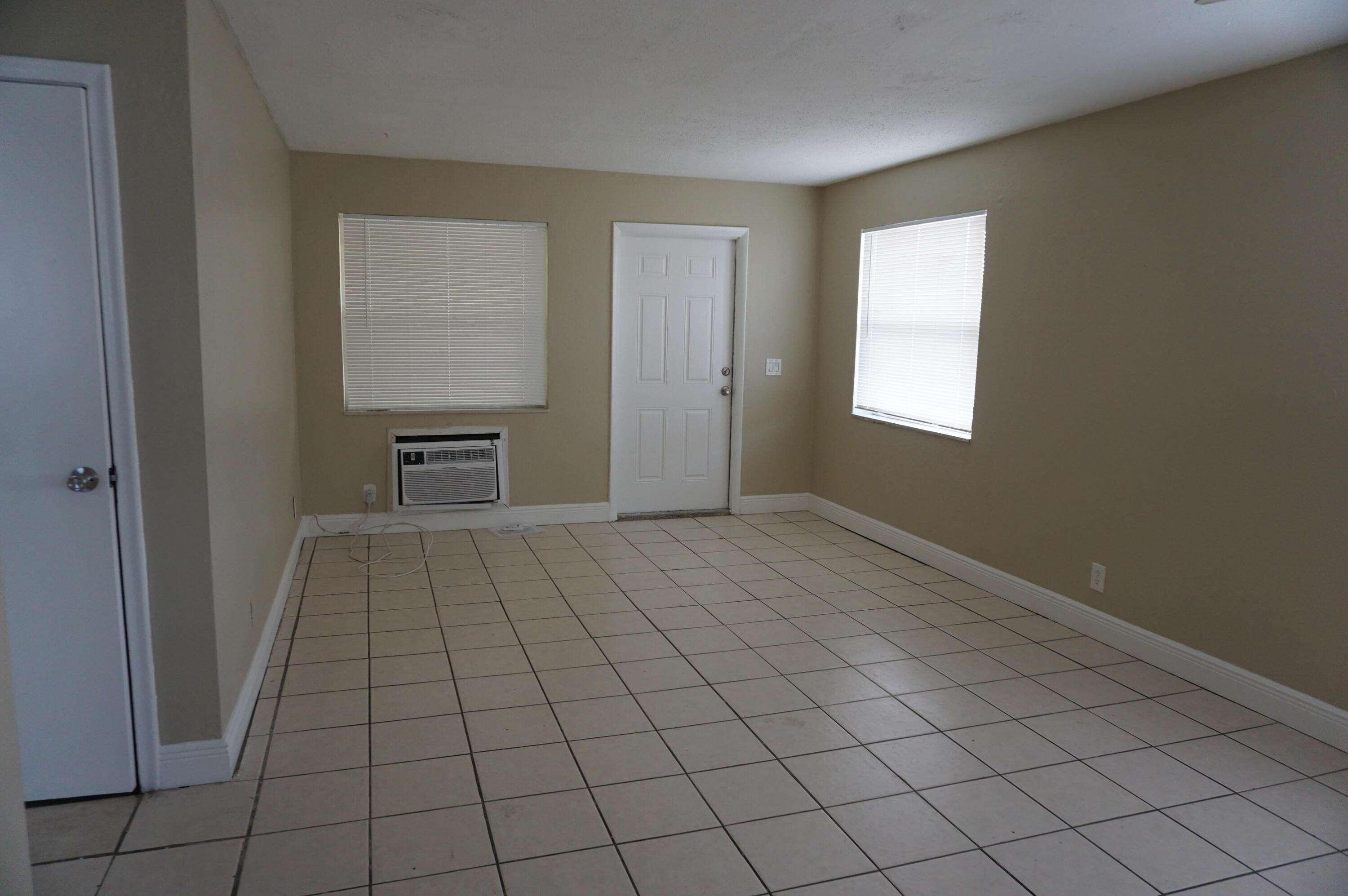 1601 AC Evans Street, Unit 7 Riviera Beach, FL 33404 - Photo 3 of 7 DSC06566