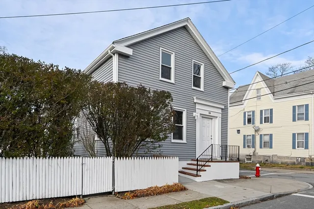 $2,300 | 19 Shawmut Avenue, Unit 1, New Bedford, MA 02740
