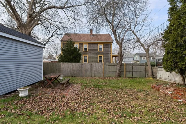 $2,300 | 19 Shawmut Avenue, Unit 1, New Bedford, MA 02740