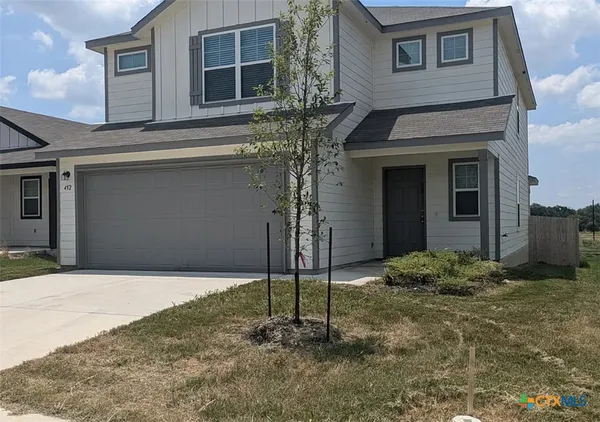 a view of a house with backyard