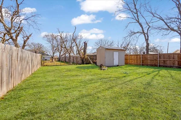 a view of a house with backyard and tree