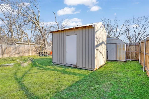 a view of a backyard with barn