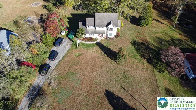 a view of yard with seating area