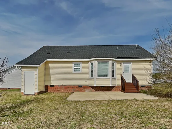 a front view of house with yard