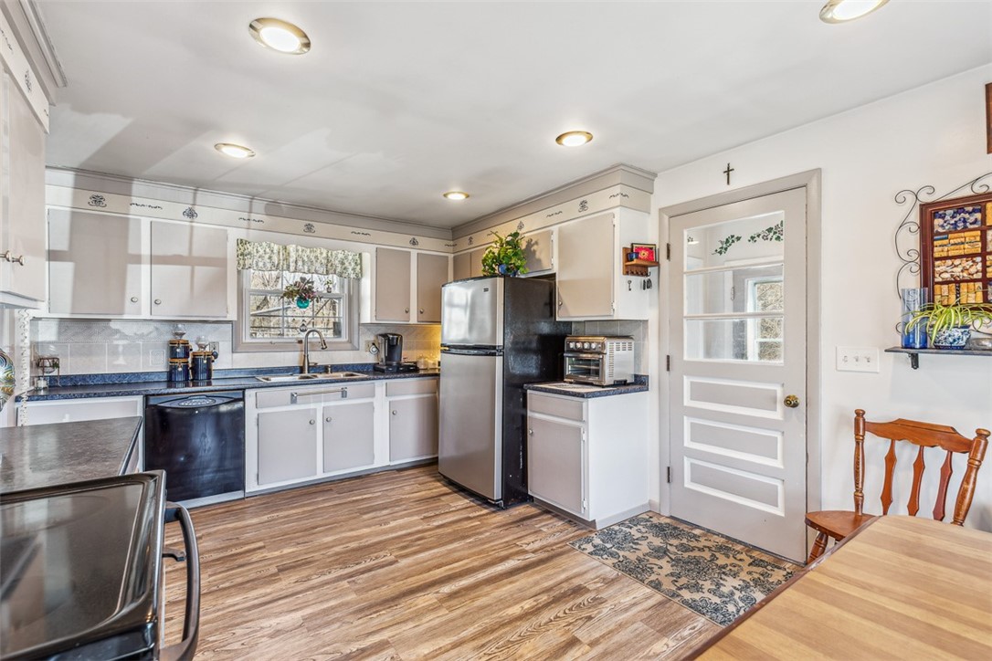 7 Robert Street Smithfield, RI 02828 - Photo 16 of 43