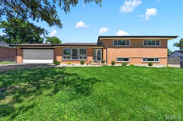 $725,000 | 800 Charlesgate Drive, St. Louis, MO 63132