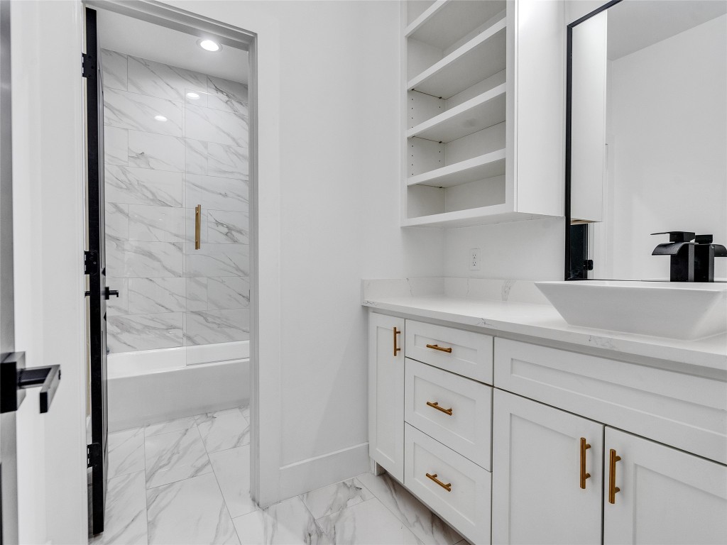 237 Hahlo Street Houston, TX 77020 - Photo 17 of 23 a bathroom with a shower